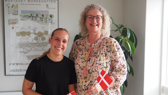 Nina Skov-Lauridsen overrækker gave til Cecilie Holmeskov Blåsvær i anledning af hendes kåring som Velfærdstalent 2024